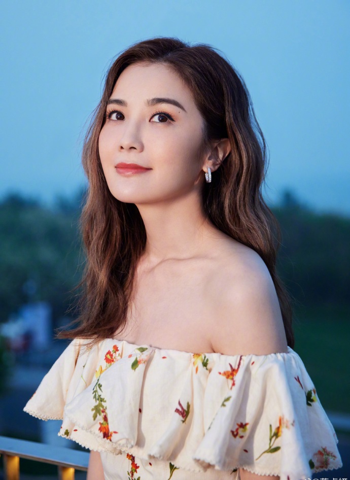 写真|Twins晒写真,阿娇穿蓝色露腰长裙,阿sa穿露肩长裙,同样都娇俏美丽