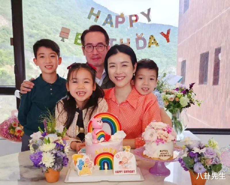 52岁知名港星到内地农村捞金，为慈善晚宴站台，却收巨额出场费