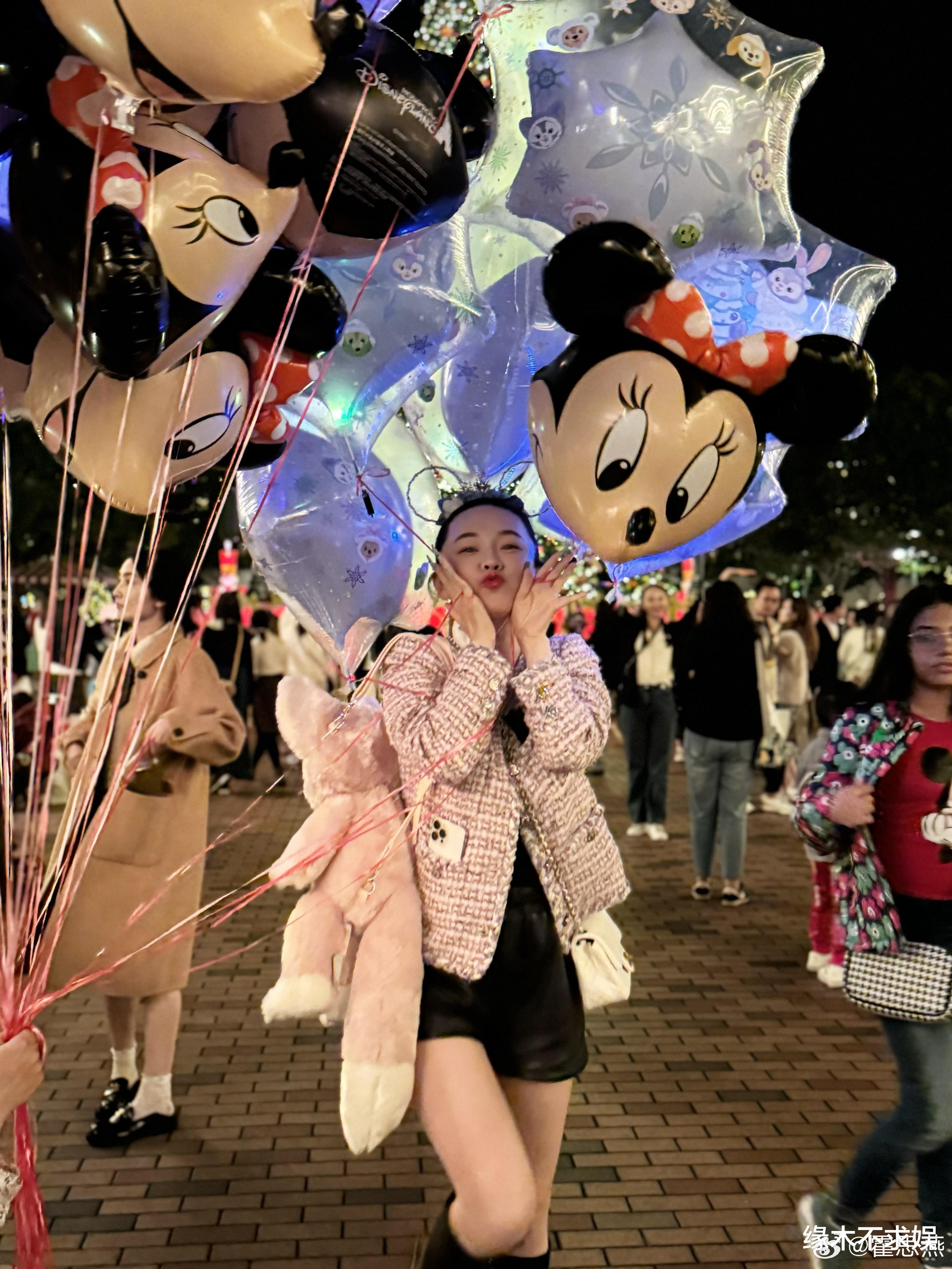 霍思燕母子逛迪士尼，10岁儿子腿长逼近妈妈，霍思燕瘦20斤太漂亮