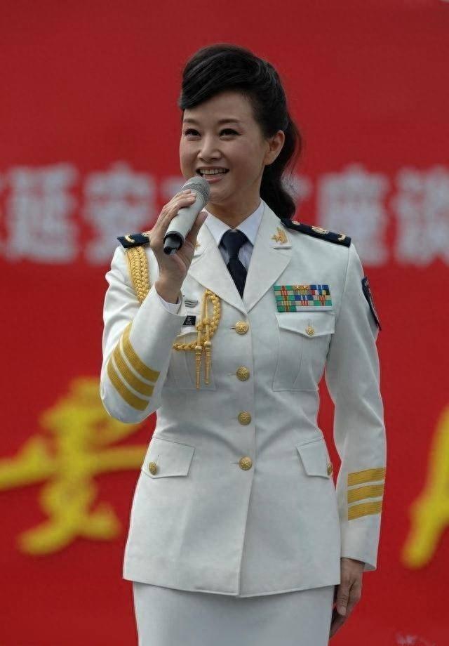 连续24年登上春晚,成龙不敢“触碰”的女人,宋祖英到底什么背景