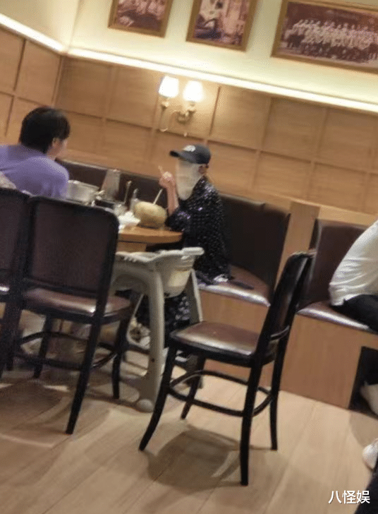 唐艺昕带女儿度假,与亲朋聚餐热聊,白纱遮面别具一格装扮超惹眼