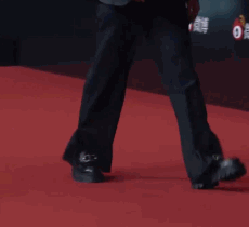 明星|红毯上明星的猎奇造型：穿肚兜，穿雨靴，披“床单”，戴刷碗手套