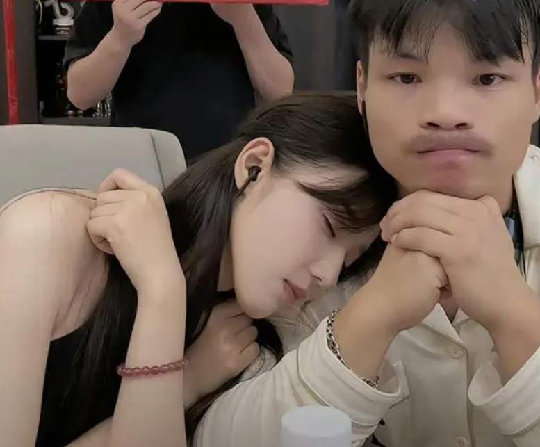 网红嘴哥被曝2020年结婚，有2岁儿子，一家三口游玩画面曝光