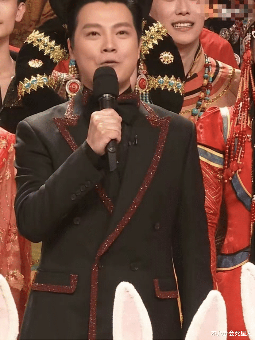 春晚|春晚舞台5个背后的细节:原唱坐台下、主持人抢点、观众的表情