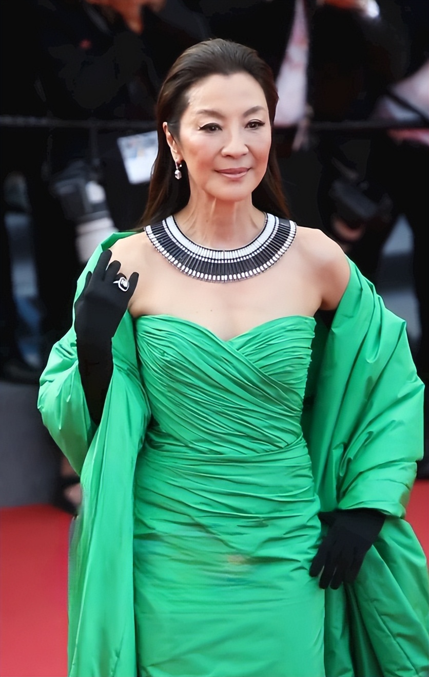 杨紫琼|刘诗诗、杨紫琼亮相戛纳红毯,刘诗诗独美,杨紫琼被争先拍摄