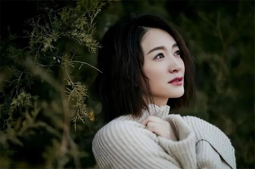 两次流产至今无子！富商老公却把她宠成公主，如今47岁仍美到发光