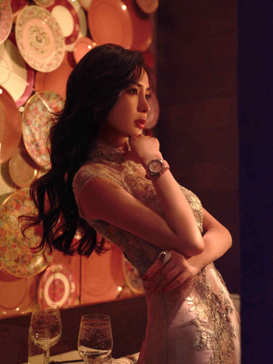 Angelababy复出国外走红毯,上围暴涨身材变圆润,被质疑模仿范冰冰