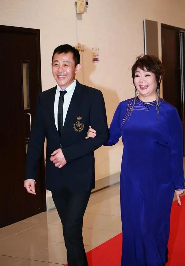 看了萨日娜的打扮,我悟了:衣松而不垮、发永远盘起,发福也贵气