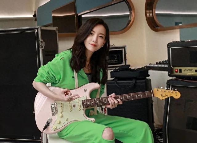 她凭《前任3》一夜成名，有颜有料，帅气如风，演《前任4》又爆了