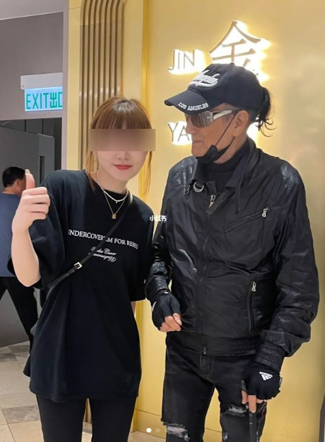 谢霆锋留港陪父亲喝茶，87岁谢贤传病危后首露面，拄拐微笑比赞