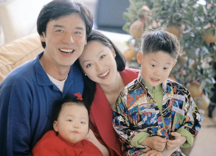 |钟镇涛33岁儿子罕见现身!或将继承数亿财产,4个妹妹终将嫁人