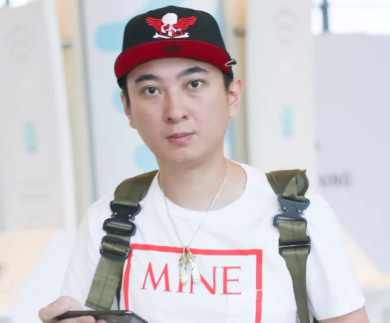 传言说王思聪零花钱5亿，他公开回复道：他每次就给1000或2000万