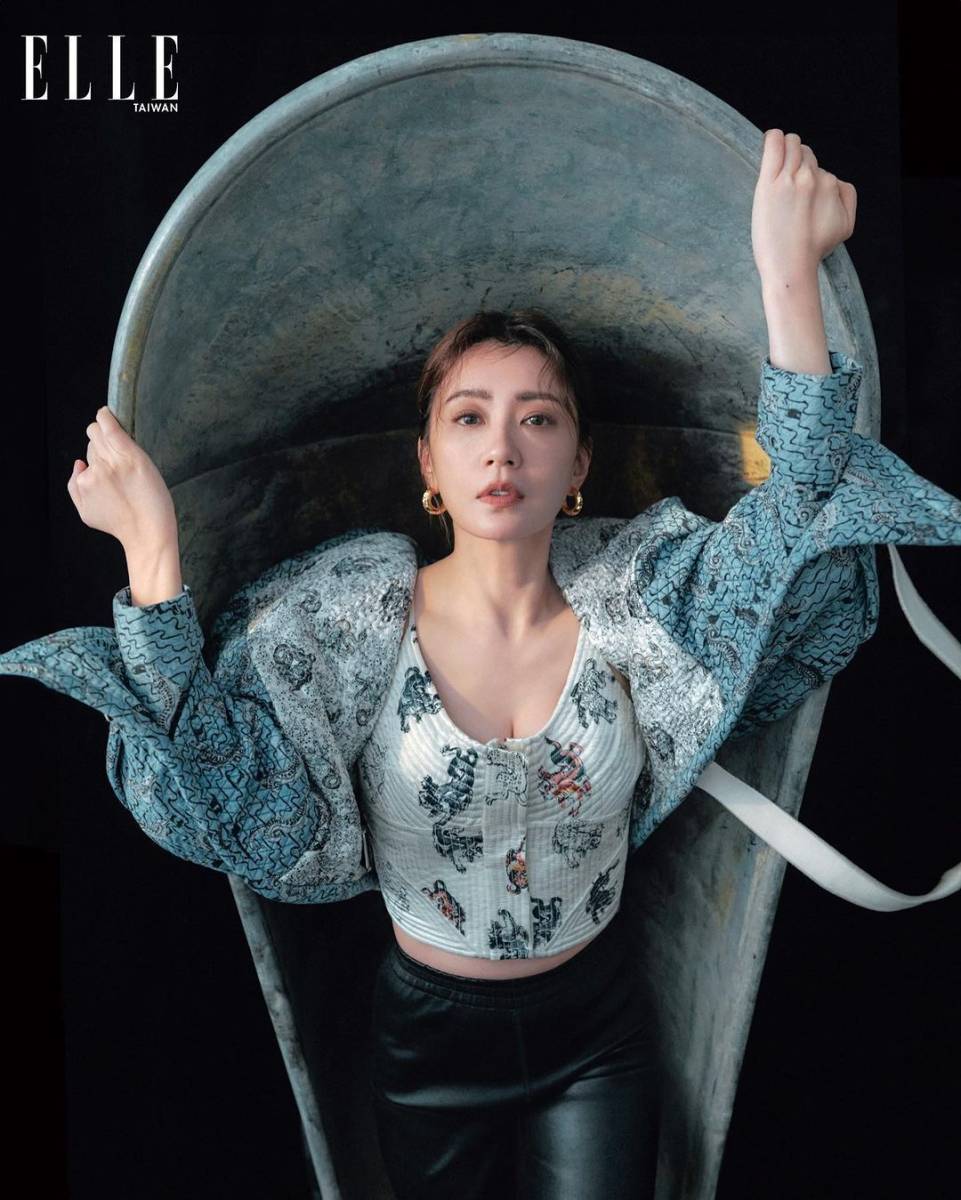 49岁贾静雯完全放开，穿印花吊带上衣仰卧铁皮船上，身材火辣姿势撩人