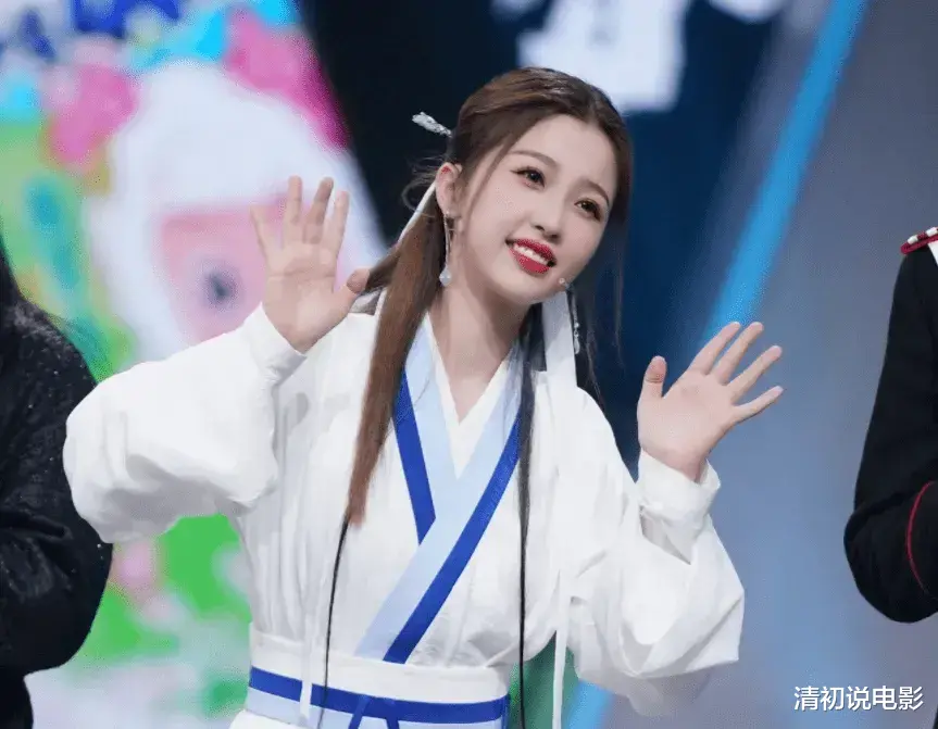 站在关晓彤旁边的虞书欣,“像极了明星”