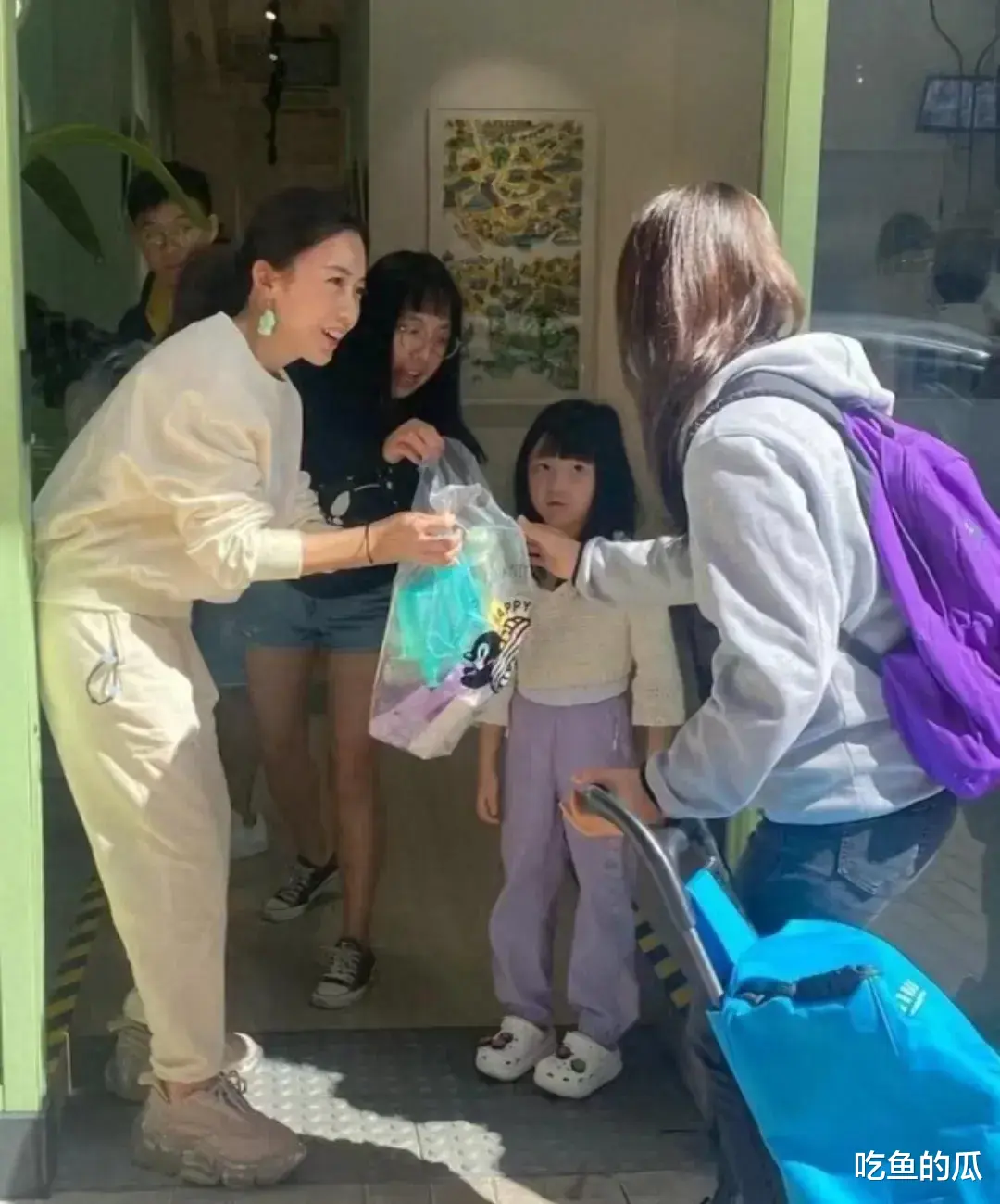 甘比小女儿近况：陪妈妈做公益，穿9块9鞋，过于安静显孤独