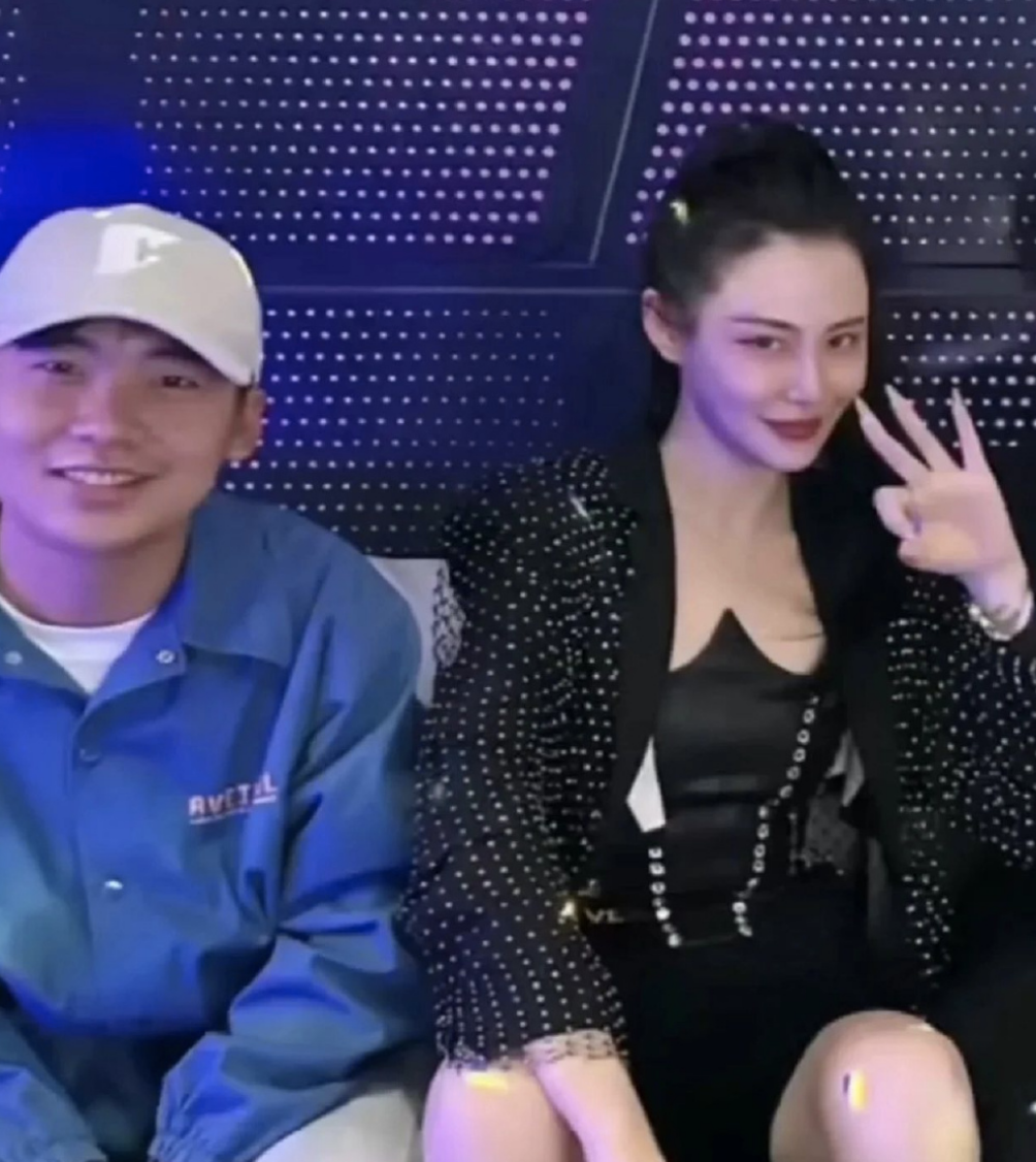 买超|汪小菲郭麒麟买超等明星酒吧聚会,素颜戴帽子,和美女合影很避嫌