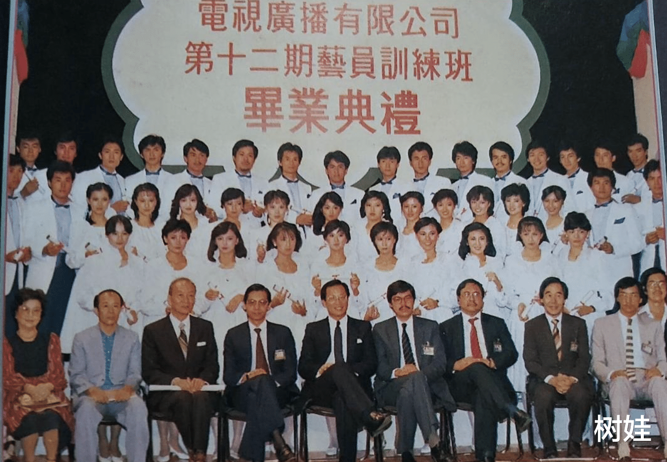 曾华倩24岁儿子与吴启华打球,合照抢镜全场,近两米身高壮硕挺拔