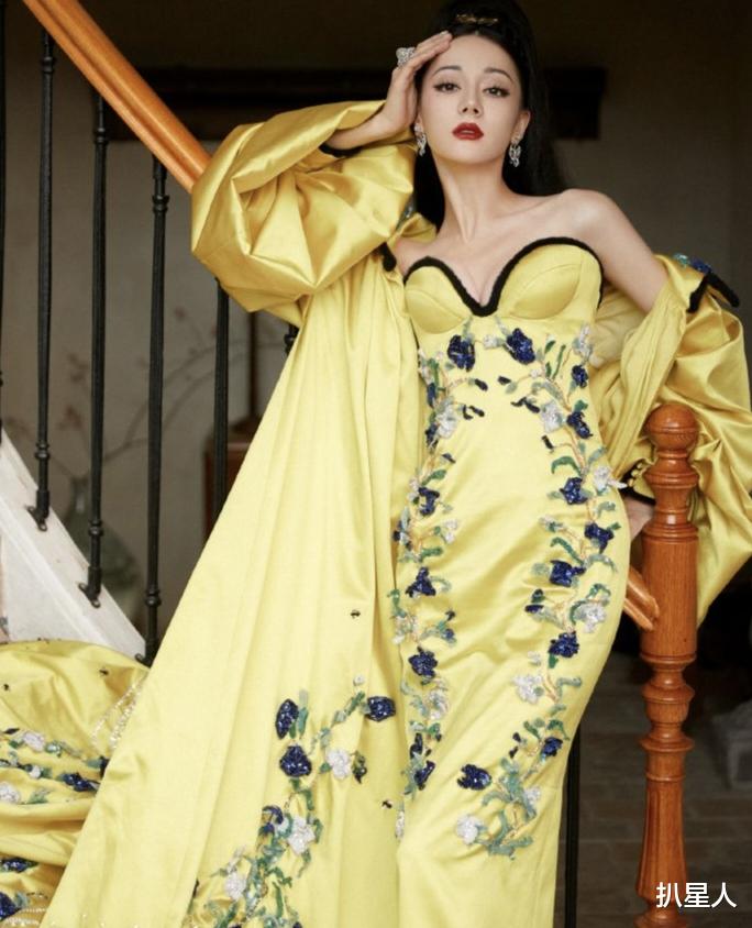 迪丽热巴矫揉造作!见到男的就捂胸,穿着暴露浑身扭来扭去地捂