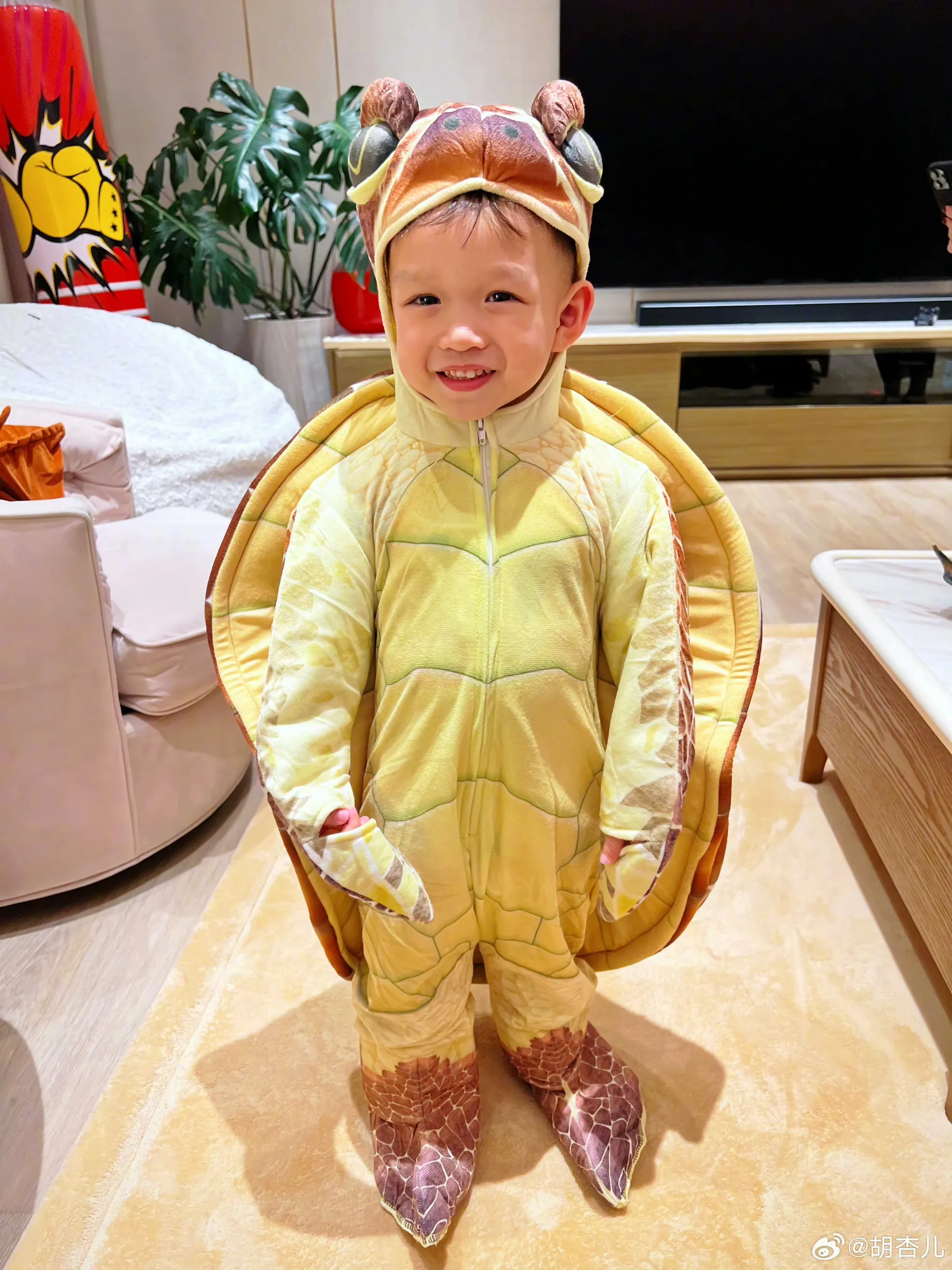 胡杏儿晒三个儿子万圣节造型,兄弟三人玩耍好欢乐,奕霆好帅气