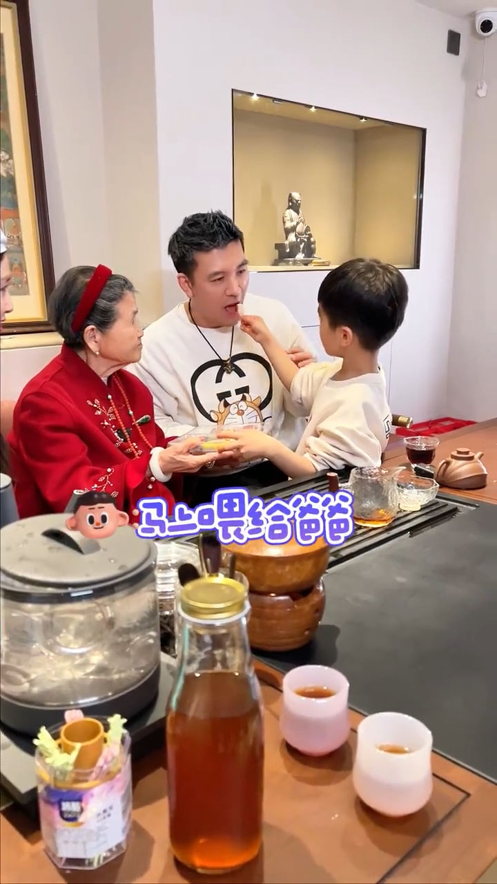 安迪|黄圣依杨子再秀家人合影,次子乖巧出镜,未见变化大的长子安迪