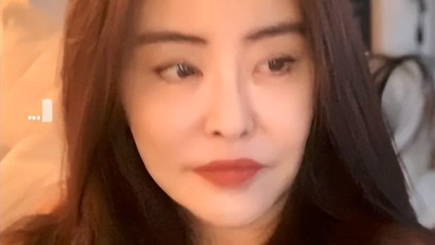 王祖贤|55岁王祖贤容貌大变！面部僵硬法令纹突出，定居国外曝身家超67亿