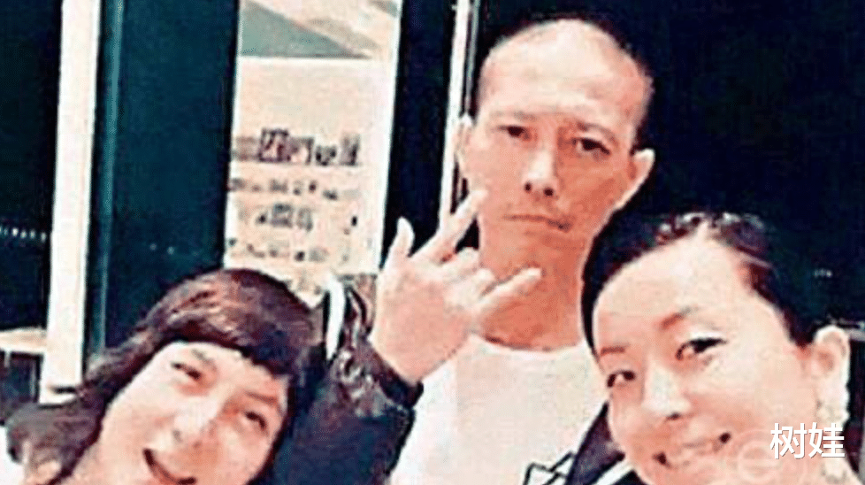 何超仪徐濠萦同场相拥不尴尬，决裂多年已和好，自曝已四年没见面