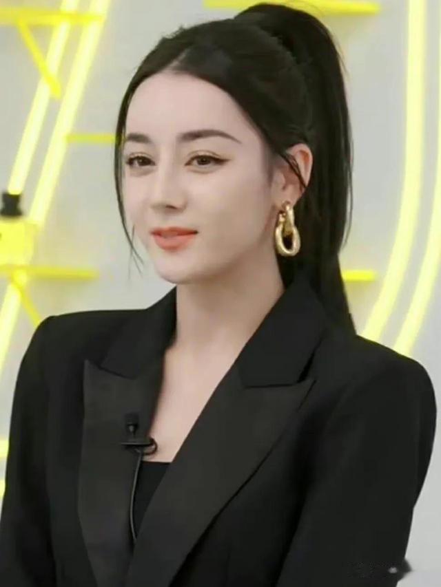 迪丽热巴|3月4日迪丽热巴黑西装造型气场全开，张天爱虞书欣抹胸裙性感迷人