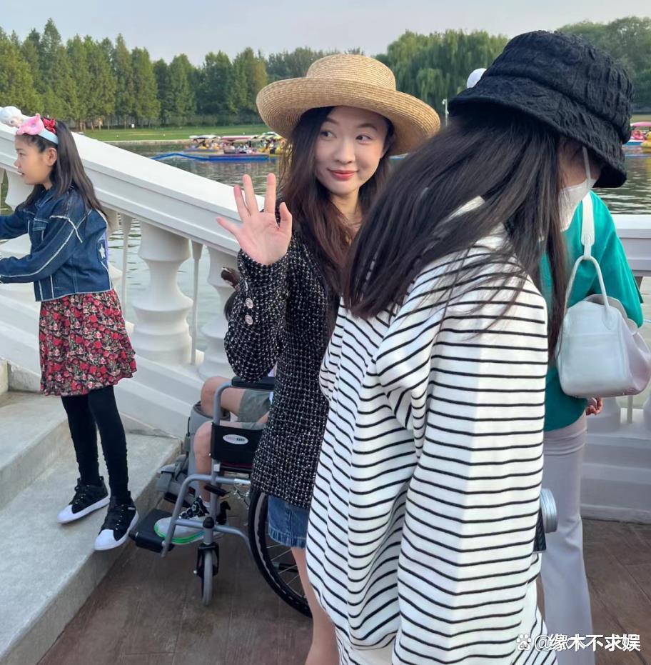 佟丽娅母子出游被偶遇,7岁朵朵正面照首曝光,五官秀气似陈思诚