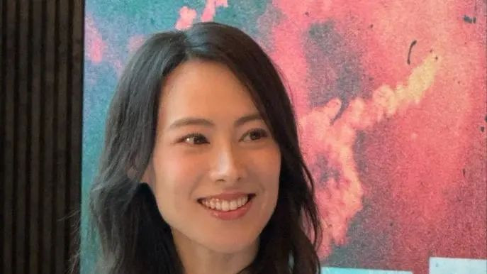 梁洛施：携手张家辉、陈伟霆现身内地路演，怼脸照曝光超显气质