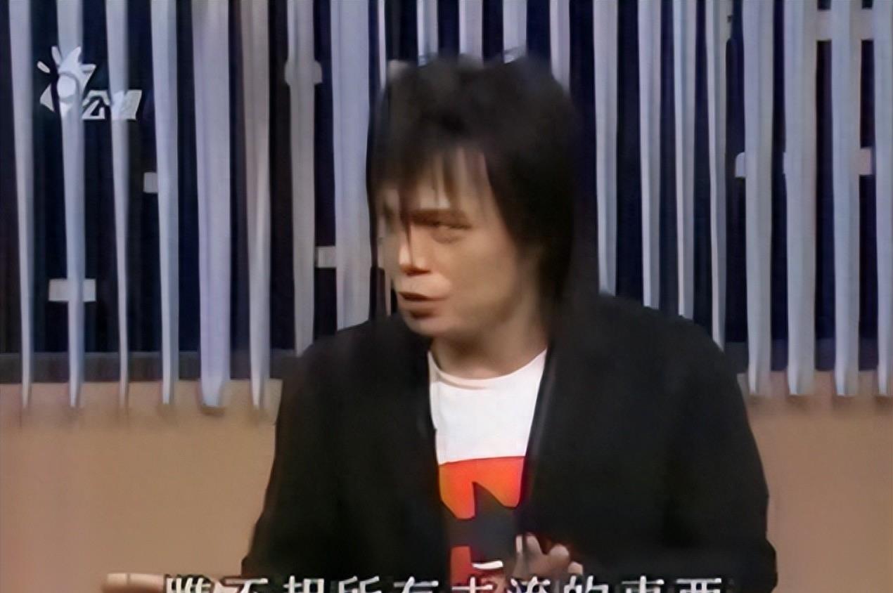 又土又丑,演唱会“摆烂”,从过气歌手到全民追捧,他究竟凭什么