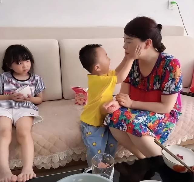 |主播小峰劝小两口,愿姚威田静回九江看望父母,许家妮妮态度圈粉