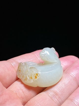 |明 和田玉白玉籽料留皮 耄耋 猫蝶 挂件