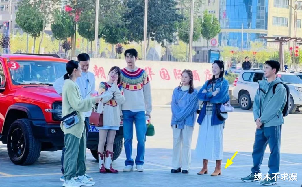 奚梦瑶腿受伤综艺喊停！何猷君清晨送其回上海，细节曝光引争议！