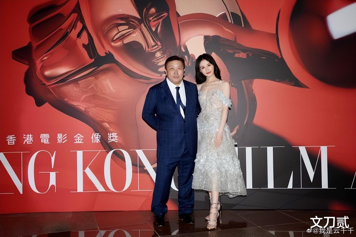 王晶|?晶女郎主动送房卡？云千千与王晶现身金像奖典礼，回酒店时递卡片