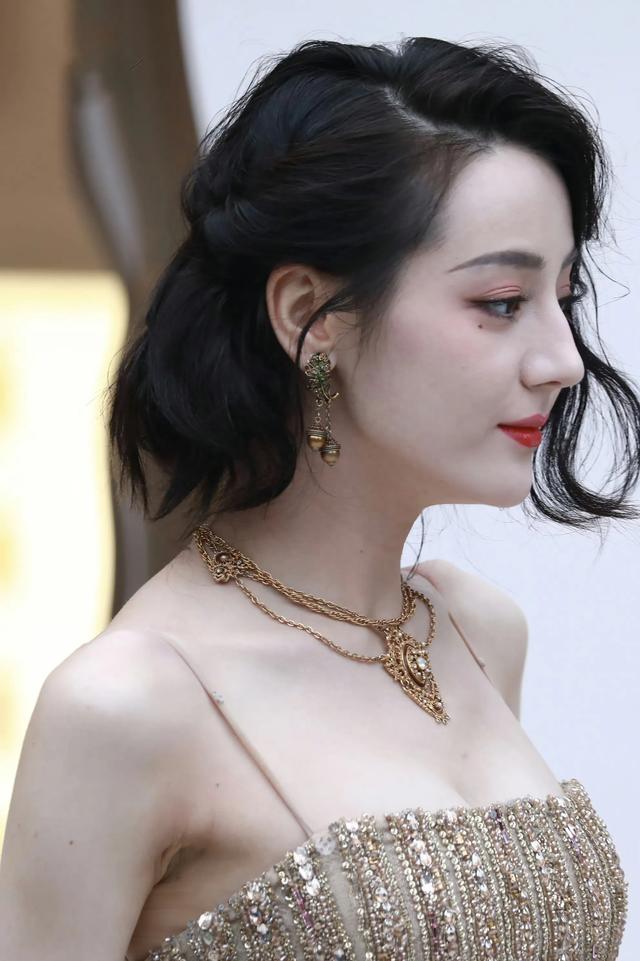迪丽热巴近拍，侧颜好美！