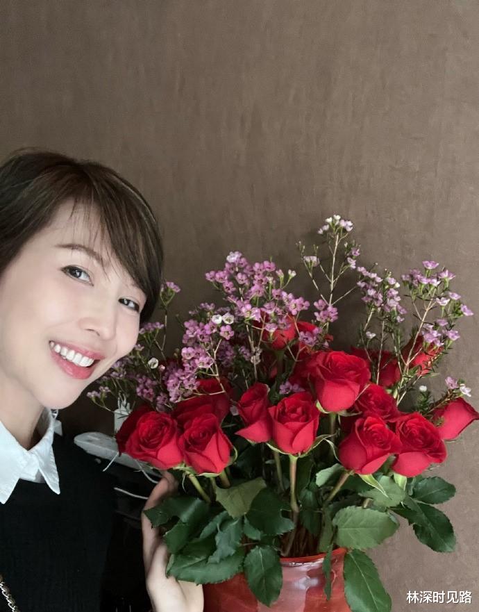 蔡少芬爆16周年恩爱合影，嘟嘴向张晋索吻，剪短发像美回20年前