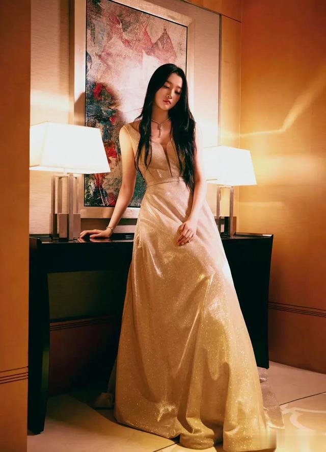 孙怡|3月18日李沁孙怡活动路透,精致穿搭大秀完美身材,性感迷人!