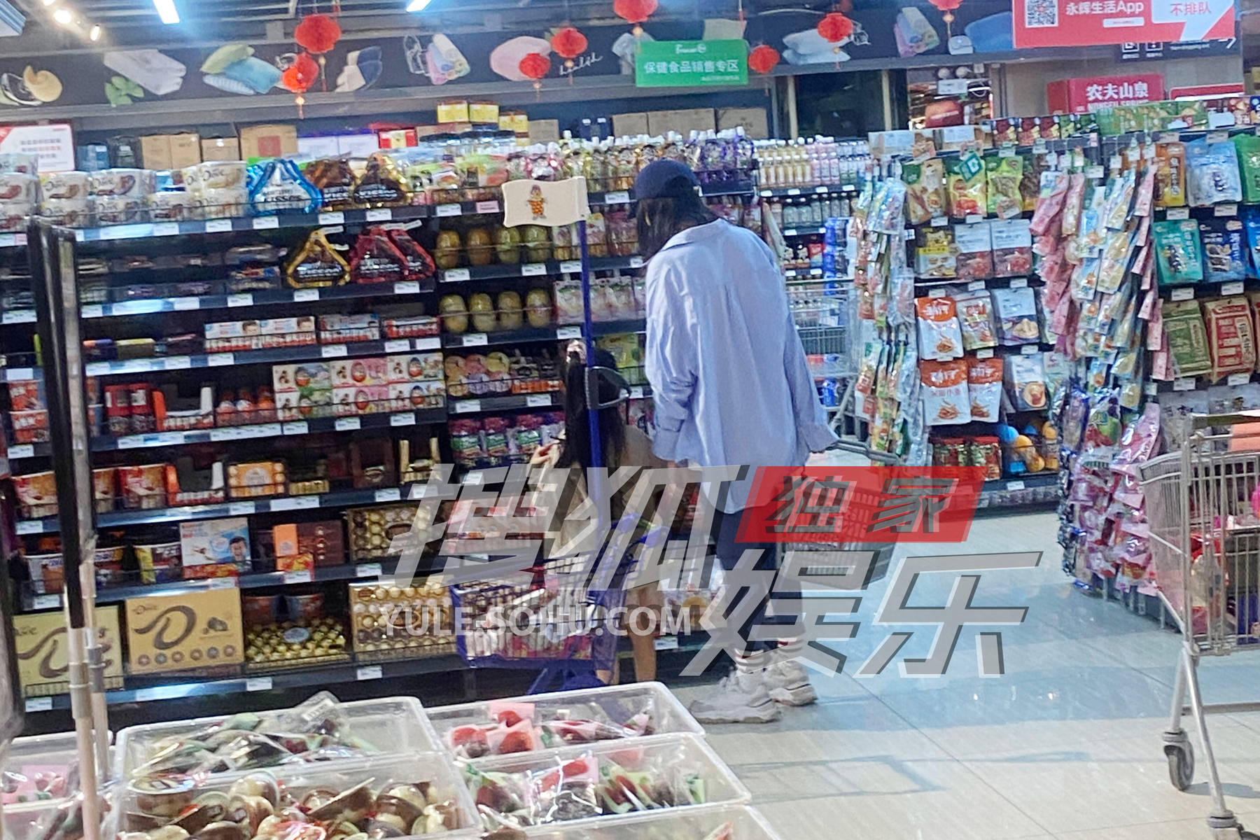 高圆圆独自带女儿逛超市，跪地上看成分表，身边无保姆保镖超低调