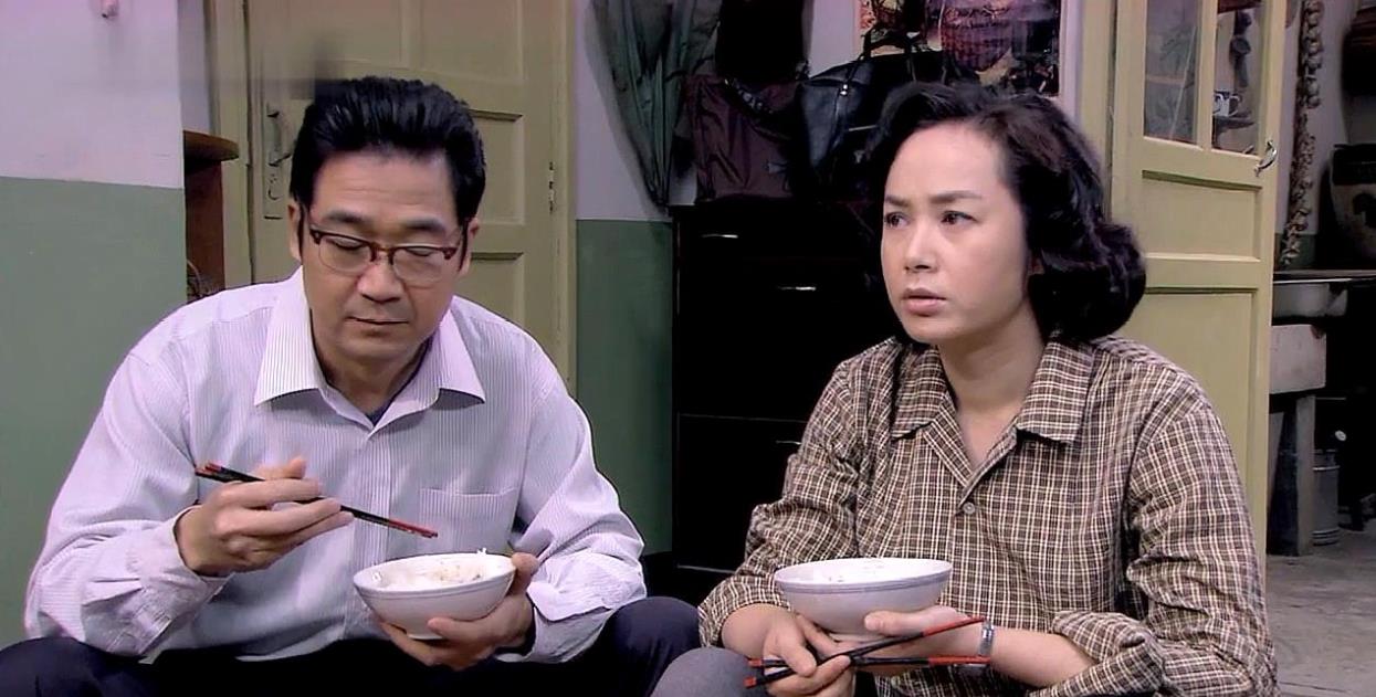 《八角笼中》“抓紧被单”的女人,狠狠打了国产剧中的“假穷”脸