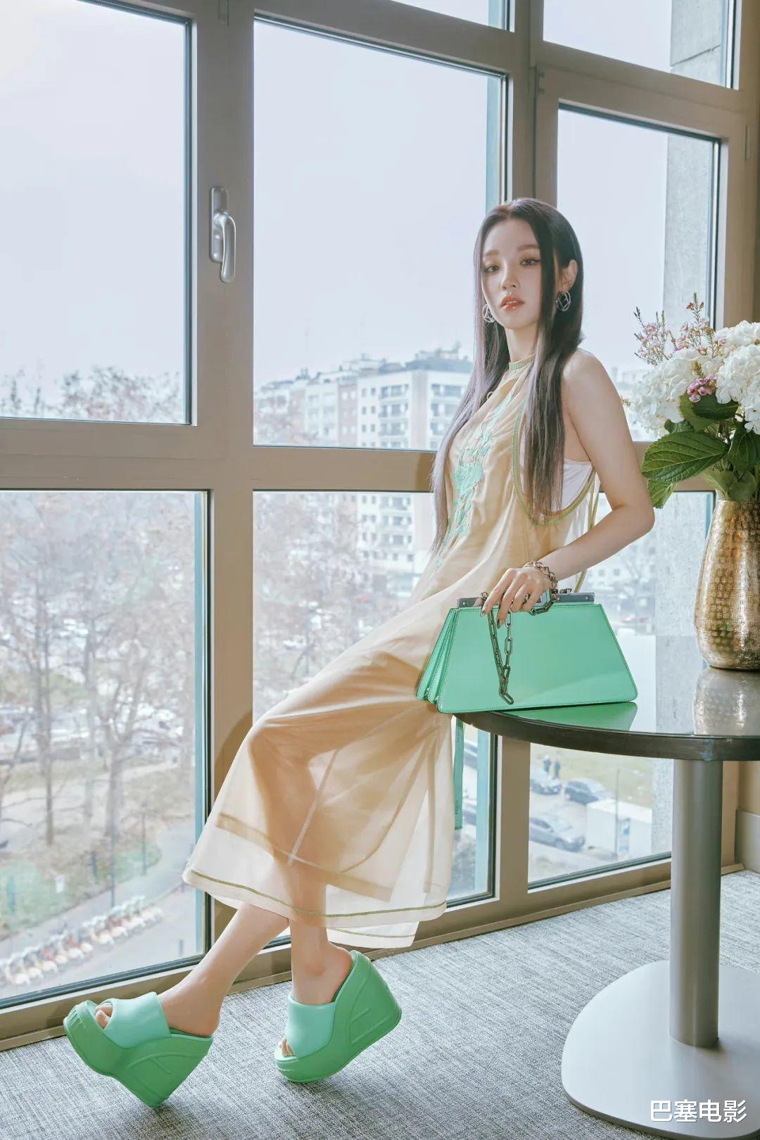 肖战|时装周明星全露怯：刘诗诗掉眼睫毛，刘涛似暴发户，肖战像包工头