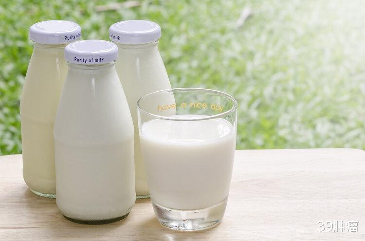 牛奶|睡前喝牛奶等于“服毒”？提醒：喝牛奶有禁忌，喝错无益甚至有害