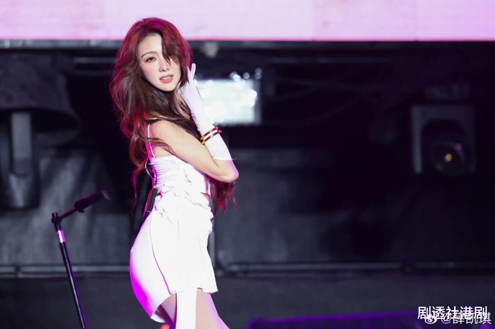 过分打造少女人设引反感！港女星台上表演被指太姣，多次惹争议