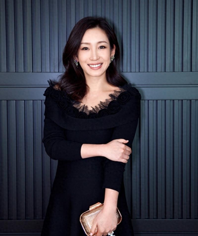 秦海璐“巨婴症儿子”现已8岁,看到长相后,网友觉得有些意外