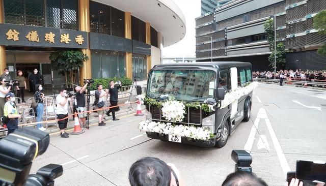 李玟老公火葬场险被围殴！面色阴沉慌离开，粉丝拍窗拦车哭喊凶手