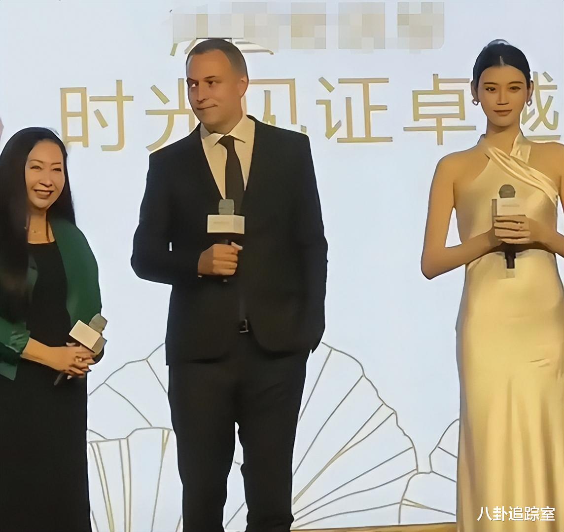 奚梦瑶现身上海,穿真丝长裙小腹微凸疑3胎,五官粗犷被指男相