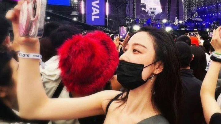 倪妮|北京音乐节偶遇倪妮，仪态遭吐槽，消瘦身材小肚腩抢镜