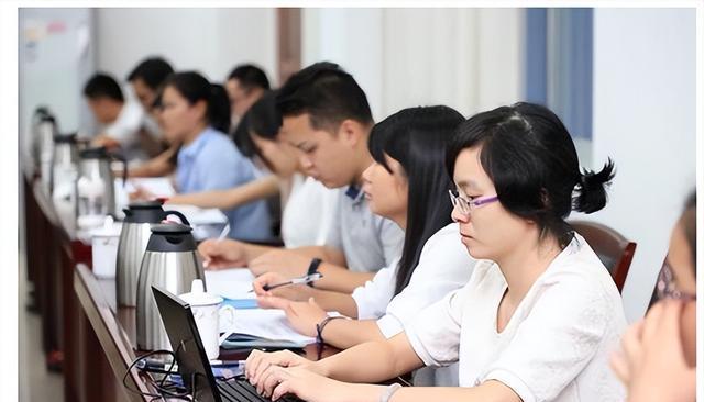 理工科|公务员迎来“新变化”,薪资现状或被打破,老师也会受影响吗?