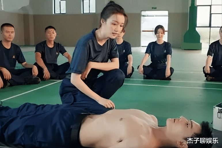 他要是有张一山一半清醒,也不至于毁了13年好口碑,彻底沦为笑话