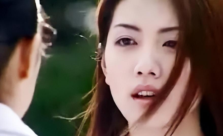 她有着“最美公交车”的称号,曾绿过14位男星,如今45岁孤身一人