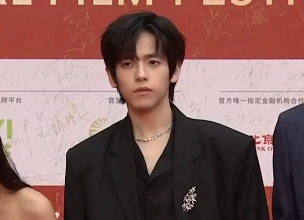 胡先煦|内娱普男聚会？北京这场红毯，欧豪发福，陈飞宇嘴凸，胡先煦变丑